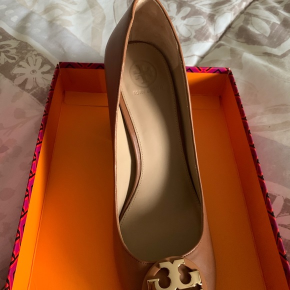 Sold Like new authentic Tory Burch shoes - Picture 6 of 8